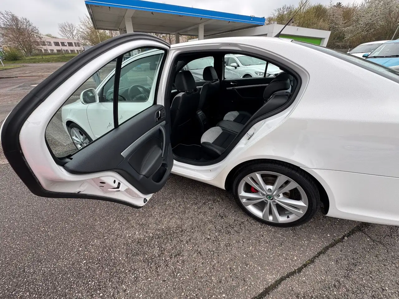SKODA OCTAVIA RS 2.0 TFSI 200ch - BVM6 - TOIT OUVRANT - CUIR - SIÈGES CHAUFFANTS