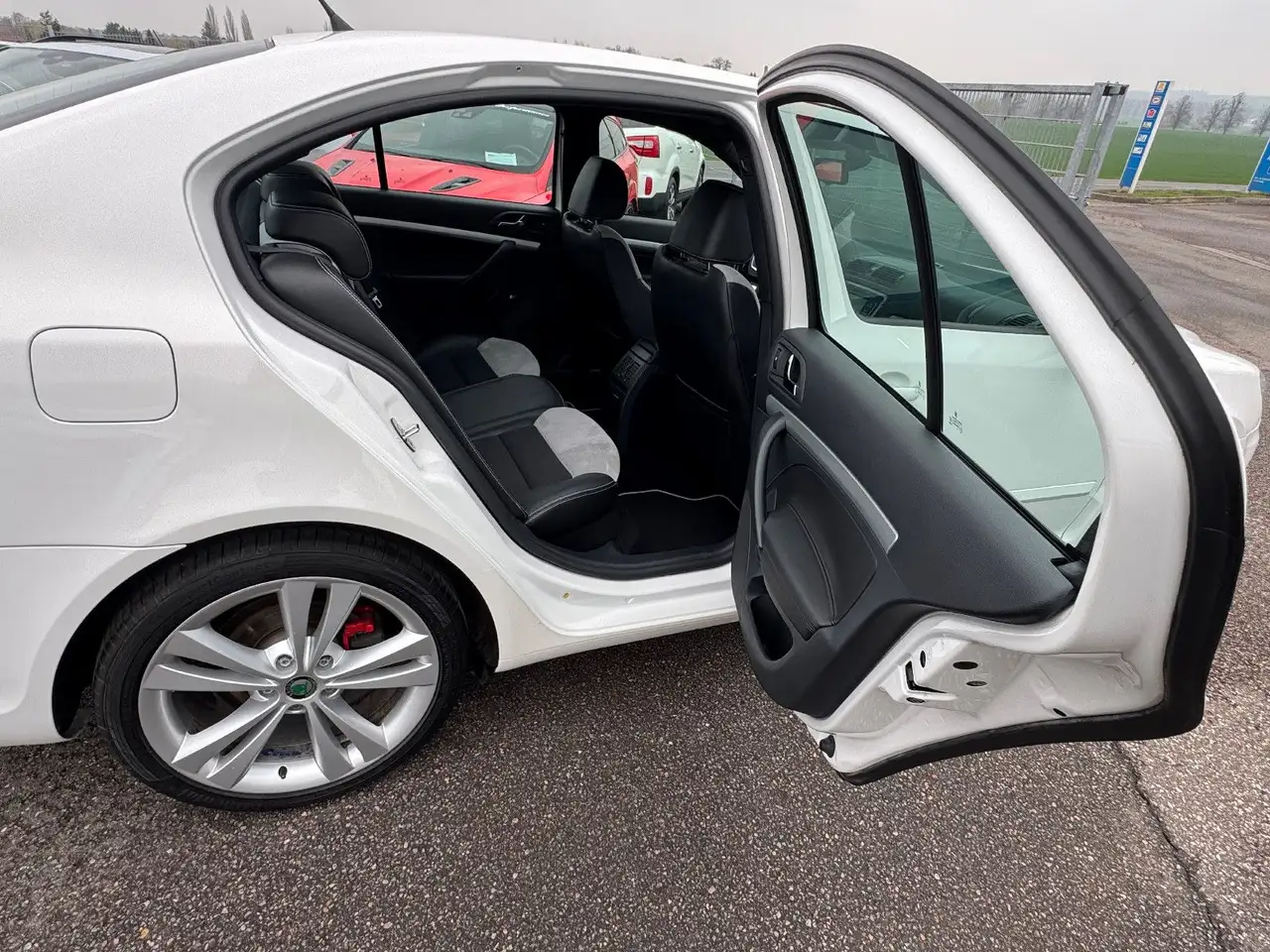 SKODA OCTAVIA RS 2.0 TFSI 200ch - BVM6 - TOIT OUVRANT - CUIR - SIÈGES CHAUFFANTS