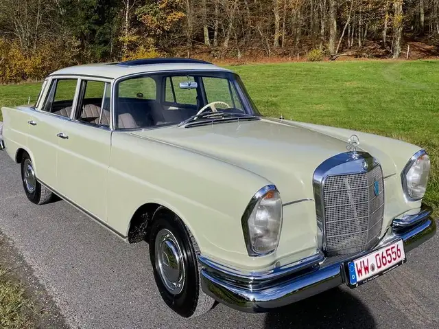 Mercedes-Benz 220 B, Heckflosse