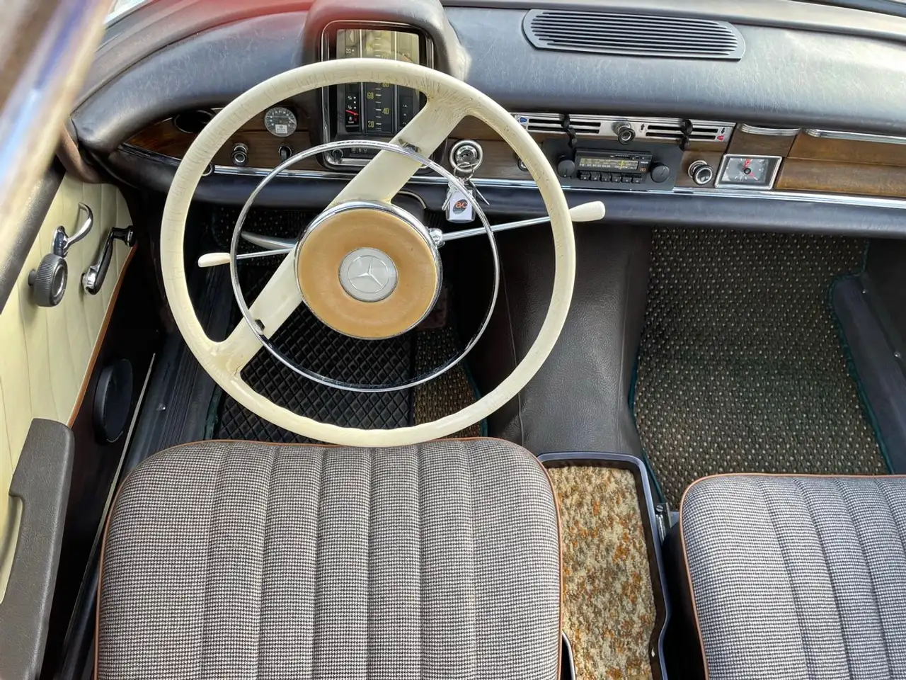 Mercedes-Benz 220 B, Heckflosse, foto 9