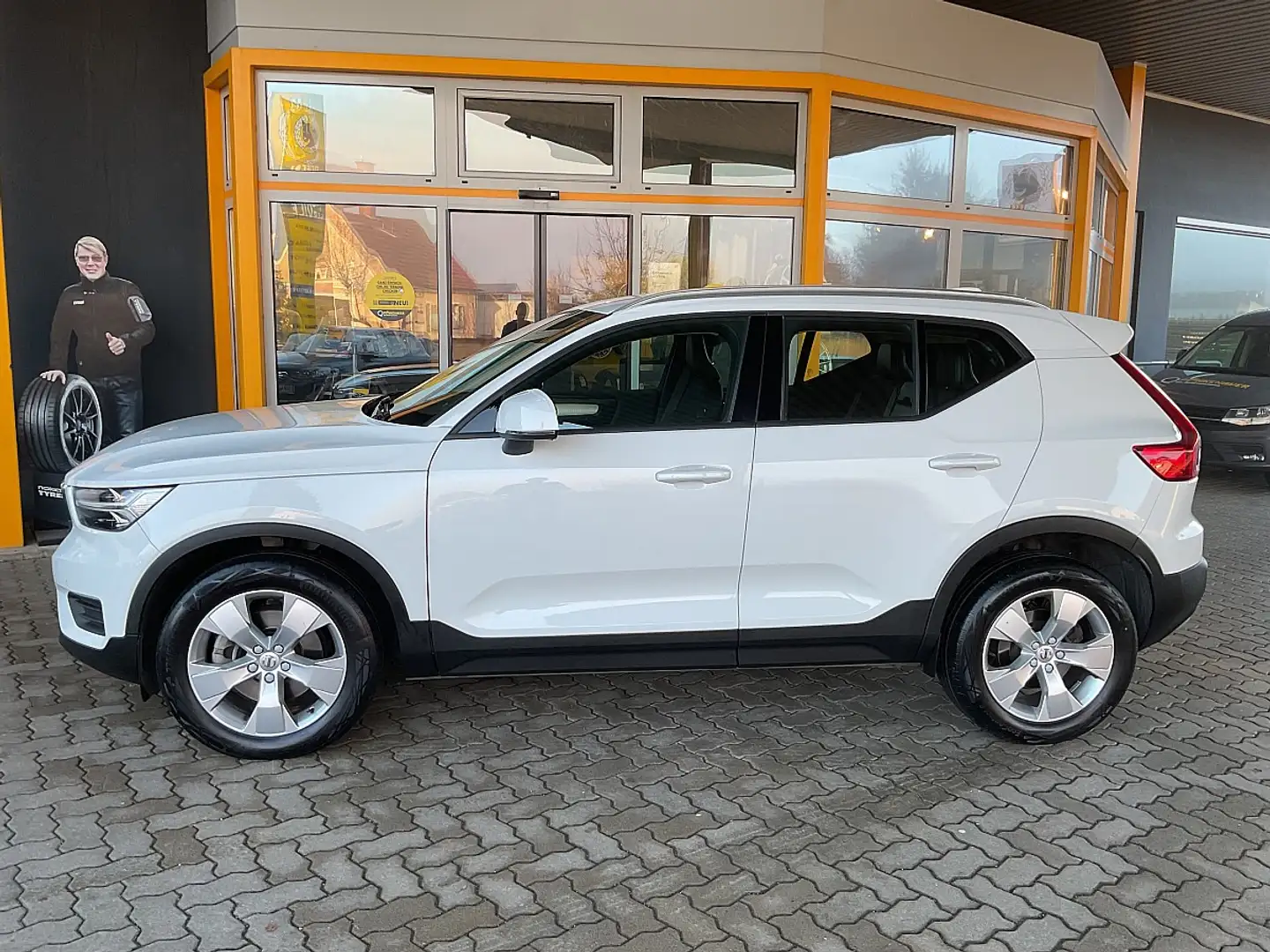 Volvo XC40 D3 Momentum AWD Weiß - 2