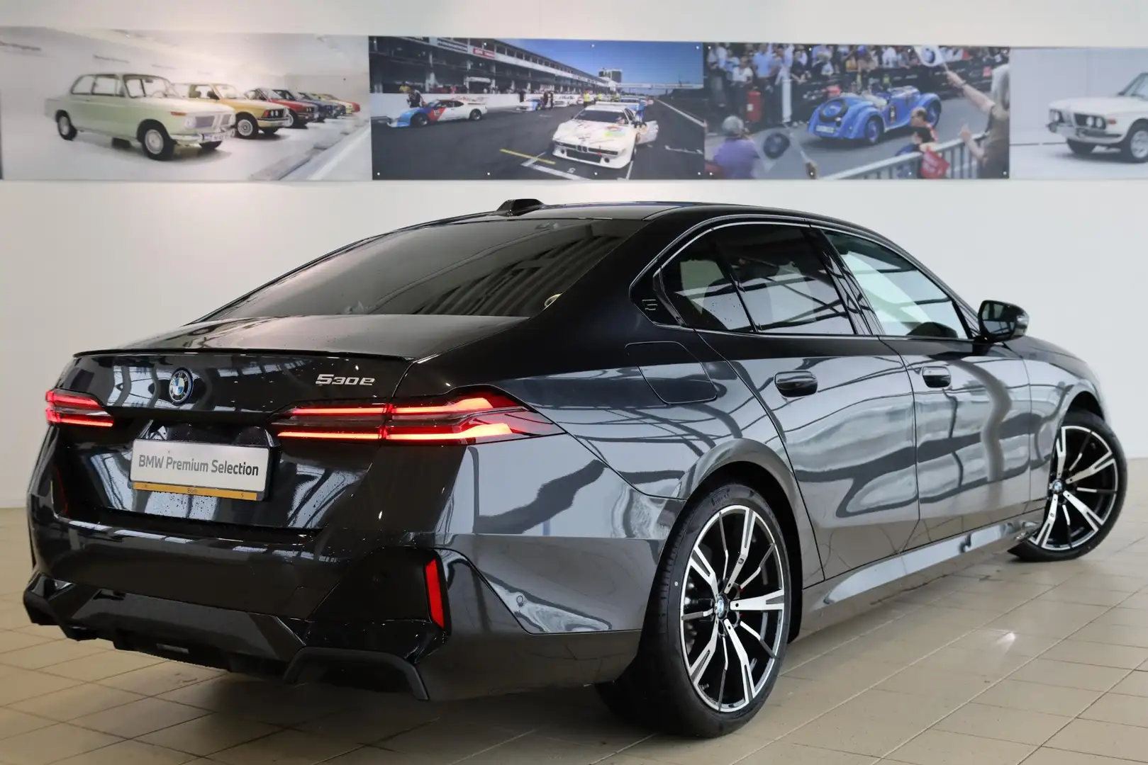 BMW 530 5 Serie Sedan 530e M Sportpakket Pro | Driving Ass Grau - 2