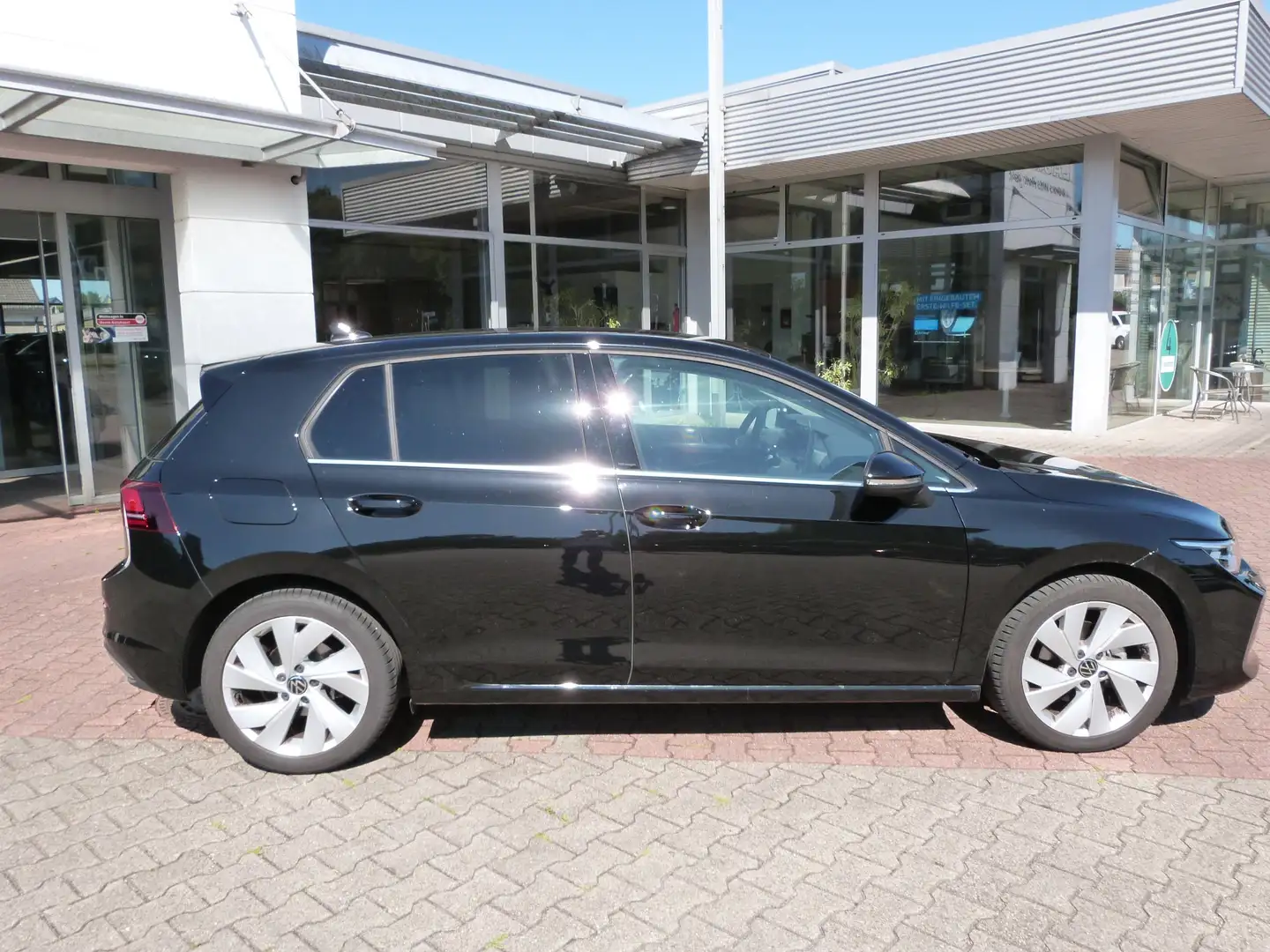 Volkswagen Golf 1.5 eTSI DSG Style, Head-up, IDA, ergoActive, 17" Schwarz - 2