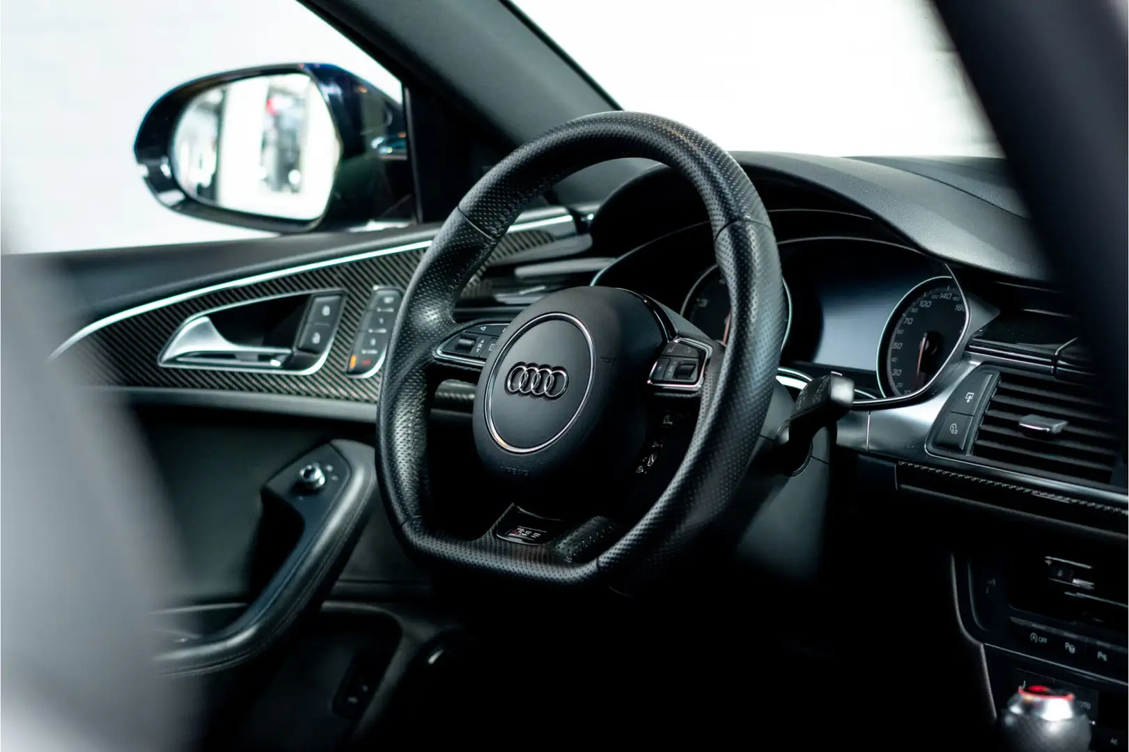 Audi RS6 A6 Avant 4.0 TFSI quattro NL AUTO / PANO / HEAD UP Zwart - 2