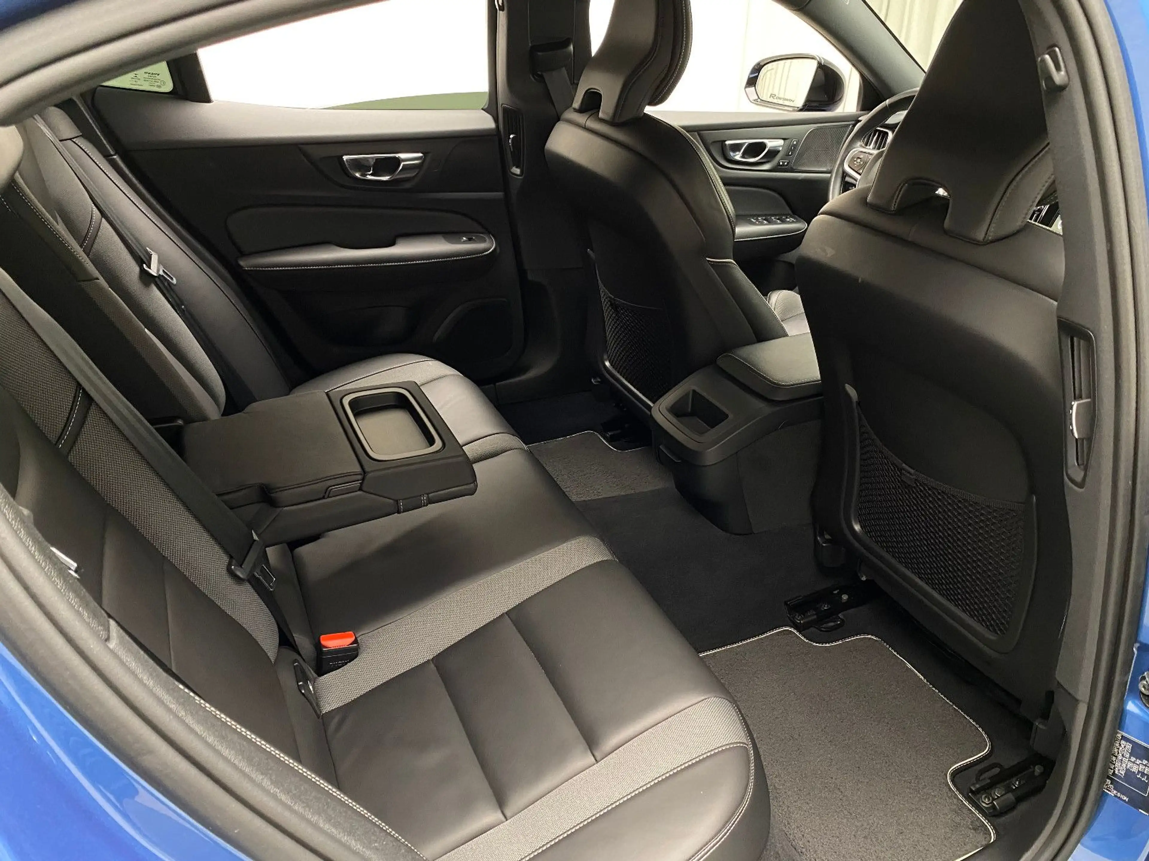 Volvo S60 Lim. R Design Automatik AHK LED ACC Navigation — photo 43