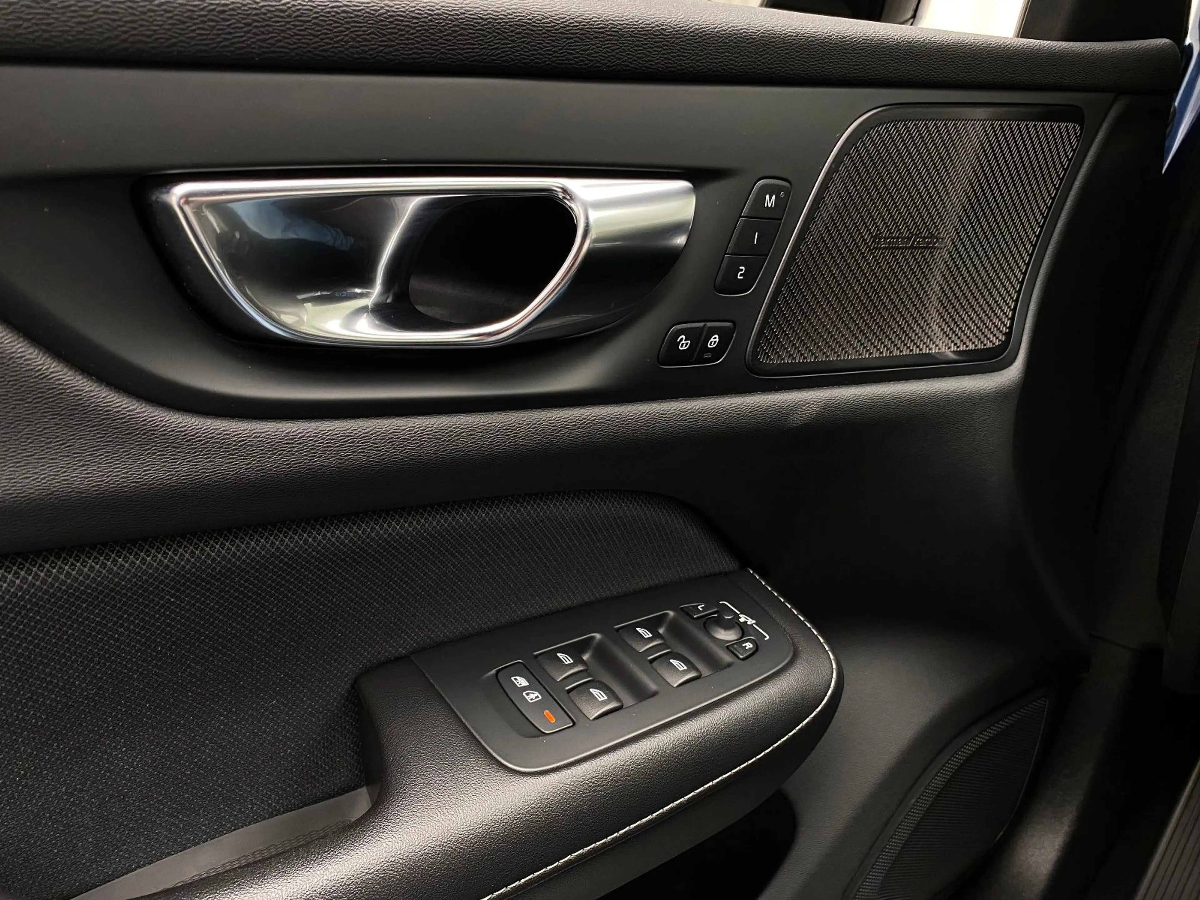 Volvo S60 Lim. R Design Automatik AHK LED ACC Navigation — photo 39