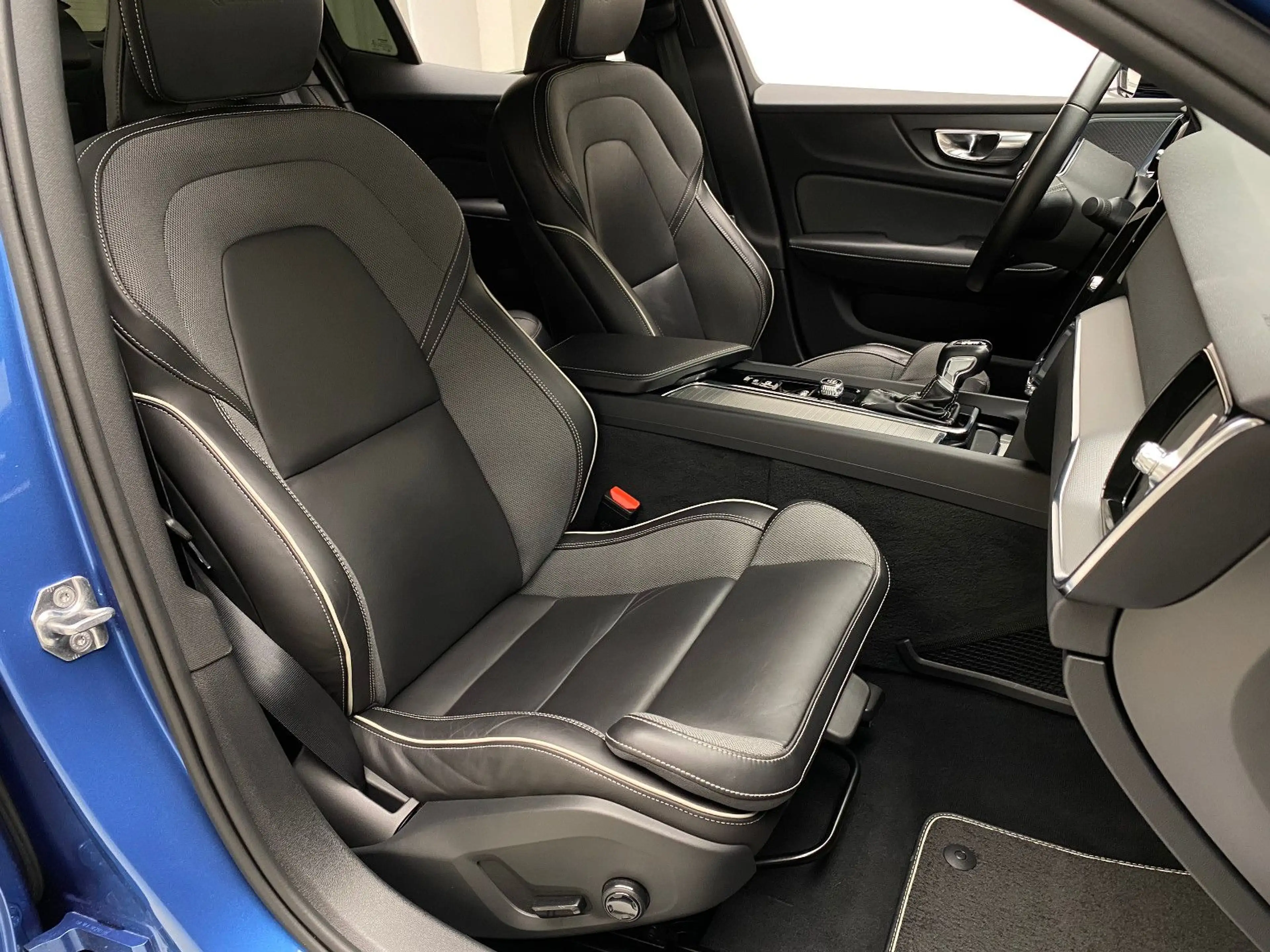 Volvo S60 Lim. R Design Automatik AHK LED ACC Navigation — photo 45