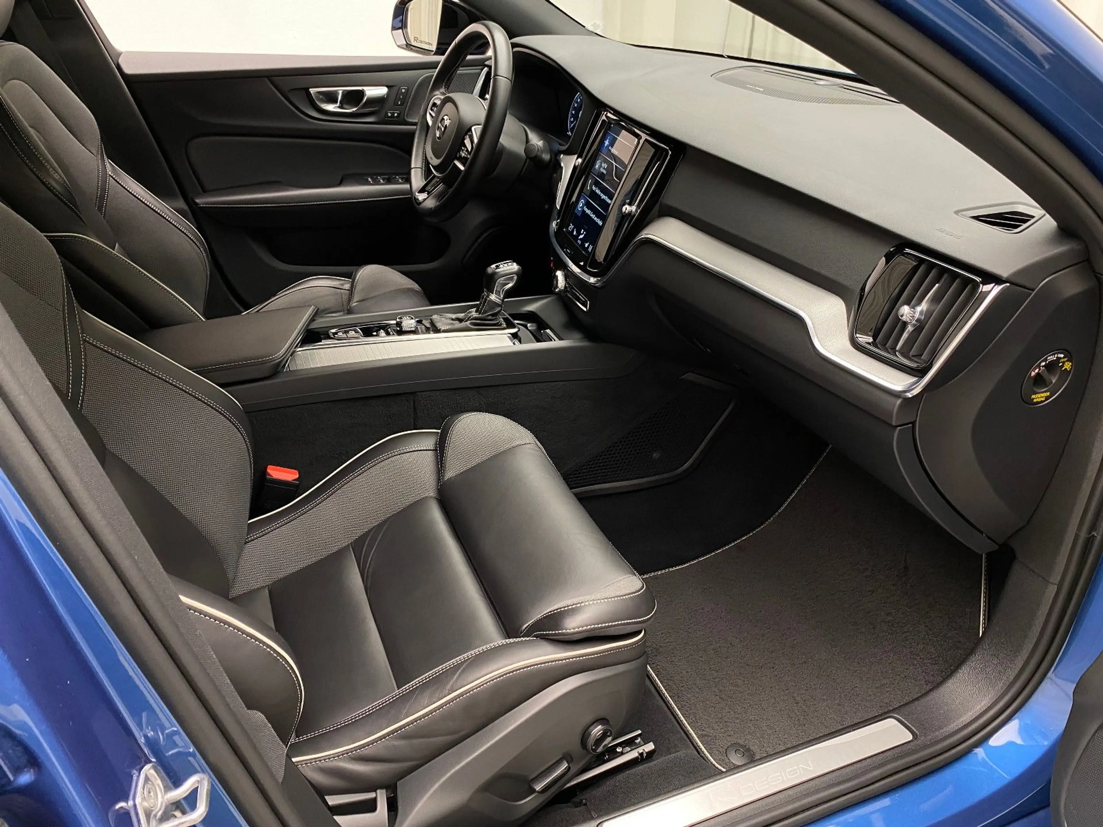 Volvo S60 Lim. R Design Automatik AHK LED ACC Navigation — photo 44