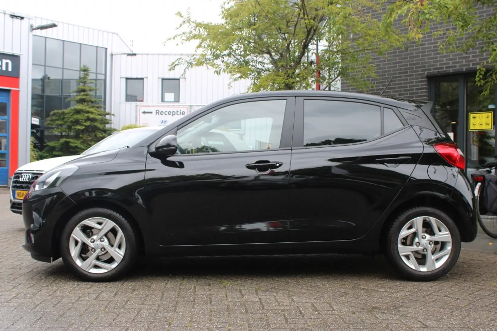 Hyundai i10 1.2 Premium Navi/Carplay/Cam/Pdc/wint/All weather Schwarz - 2