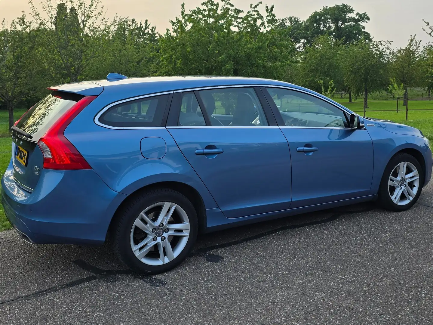 Volvo V60 V60 2.4 D6 AWD plug-in hybrid Summum Bleu - 2