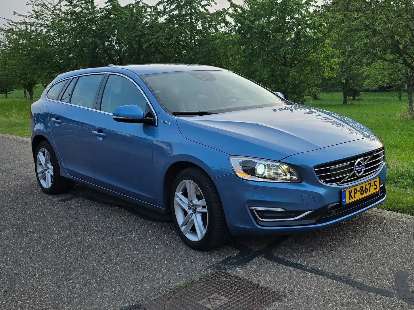 Volvo V60 V60 2.4 D6 AWD plug-in hybrid Summum Blauw - 2