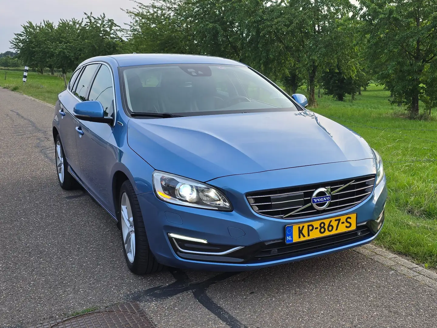 Volvo V60 V60 2.4 D6 AWD plug-in hybrid Summum Blauw - 1