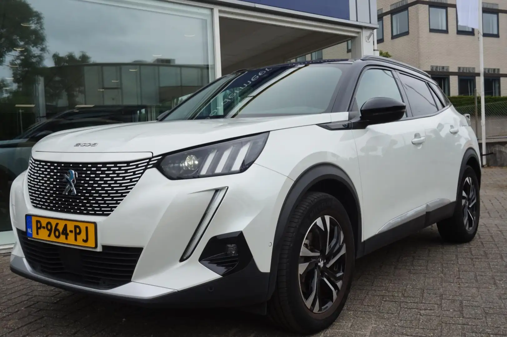 Peugeot e-2008 EV GT Première 50 kWh carplay / camera / parelmoer Wit - 1