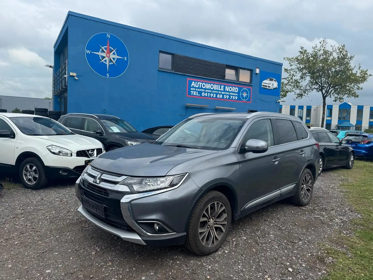 Mitsubishi Outlander Plus 4WD Grau - 1