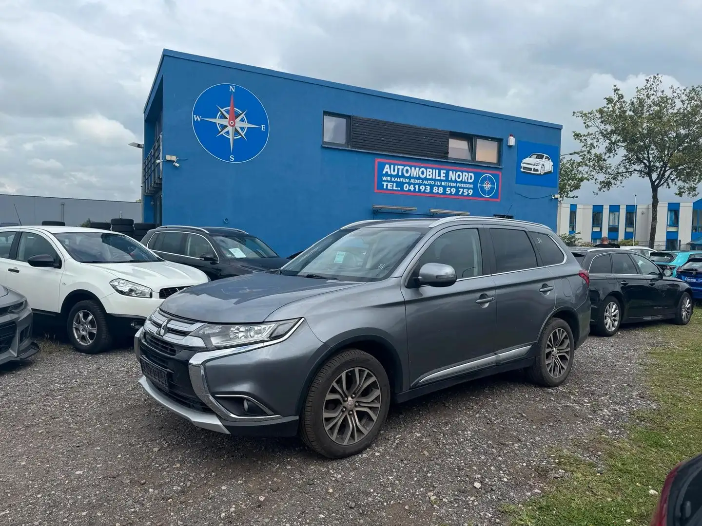 Mitsubishi Outlander Plus 4WD Grau - 2