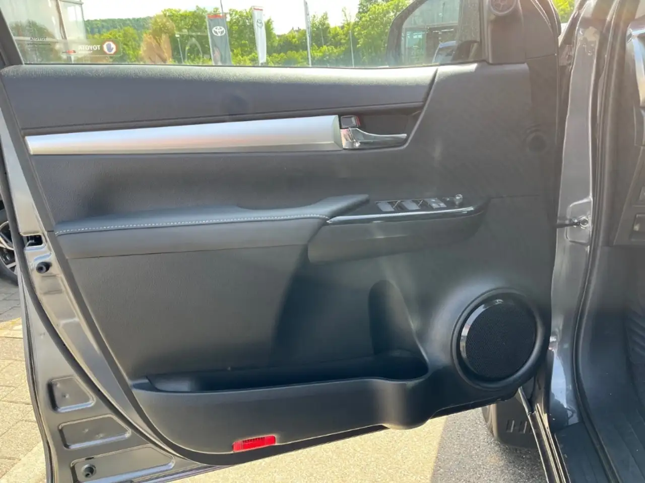 Toyota Hilux Double Cab Executive 4x4 - On Stock 13