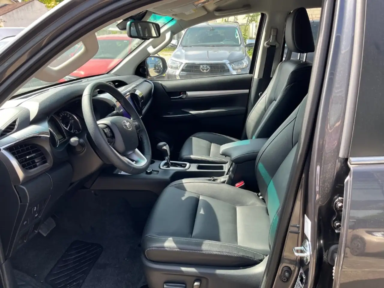 Toyota Hilux Double Cab Executive 4x4 - On Stock 12