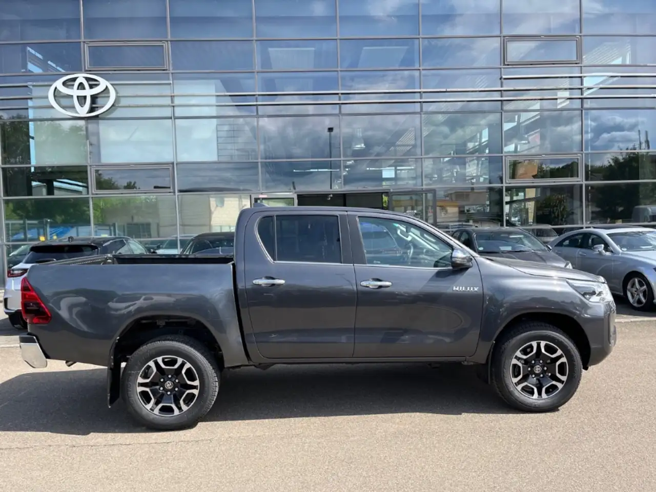 Toyota Hilux Double Cab Executive 4x4 - On Stock 3