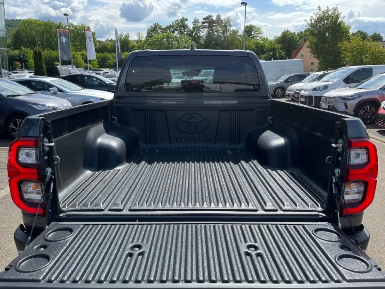 Toyota Hilux Double Cab Executive 4x4 - On Stock 9