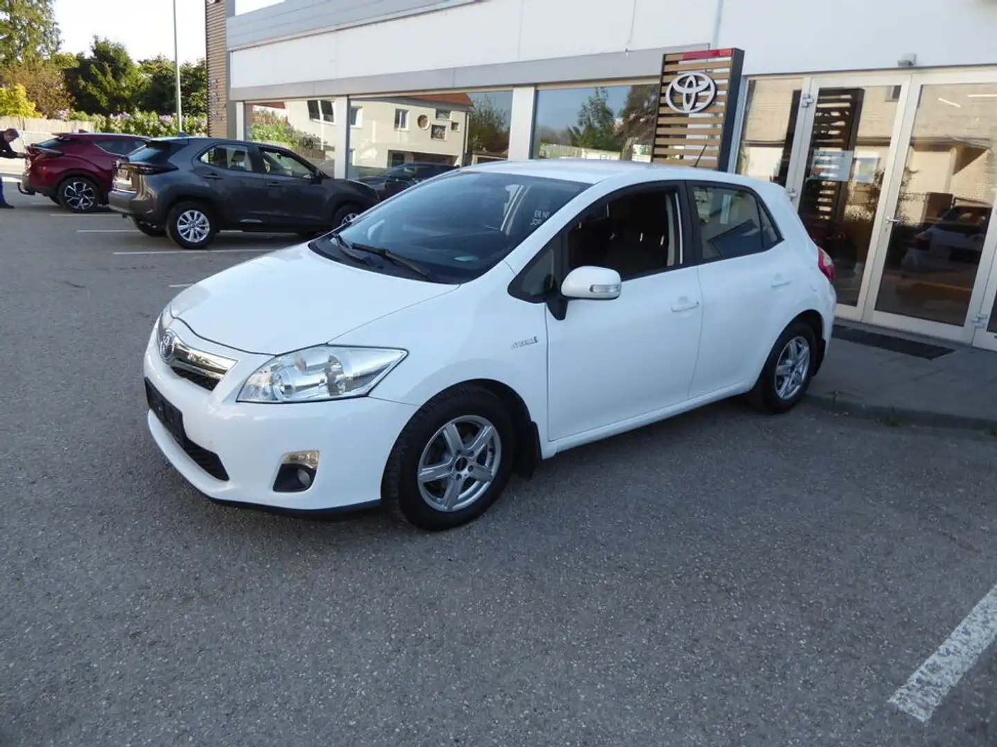 Toyota Auris 1,8 VVT-i Hybrid Wit - 2