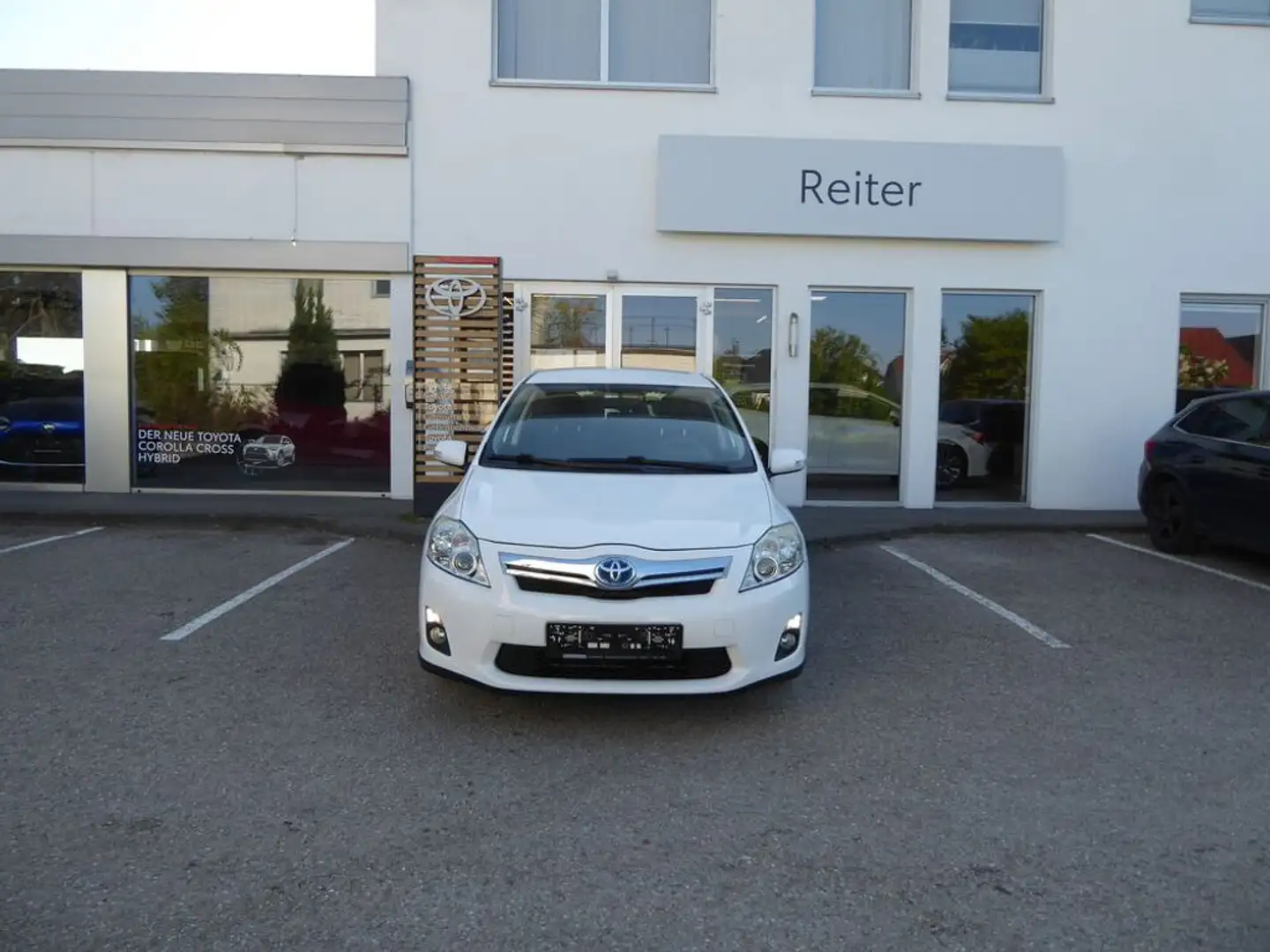 Toyota Auris 1,8 VVT-i Hybrid Wit - 1