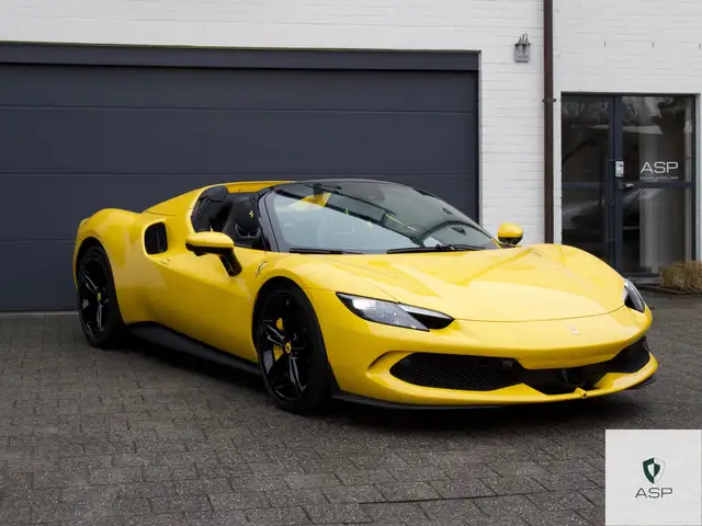 Ferrari 296 GTS | Giallo Modena | Front Lift | Full PPF | 1 eigenaar | Belgische wagen |