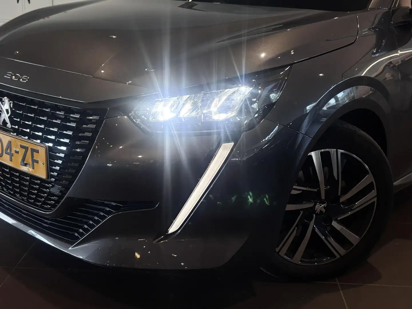 Peugeot 208 Allure Pack 1.2 Turbo 100pk EAT8 | NAVI | CAMERA | Grigio - 2