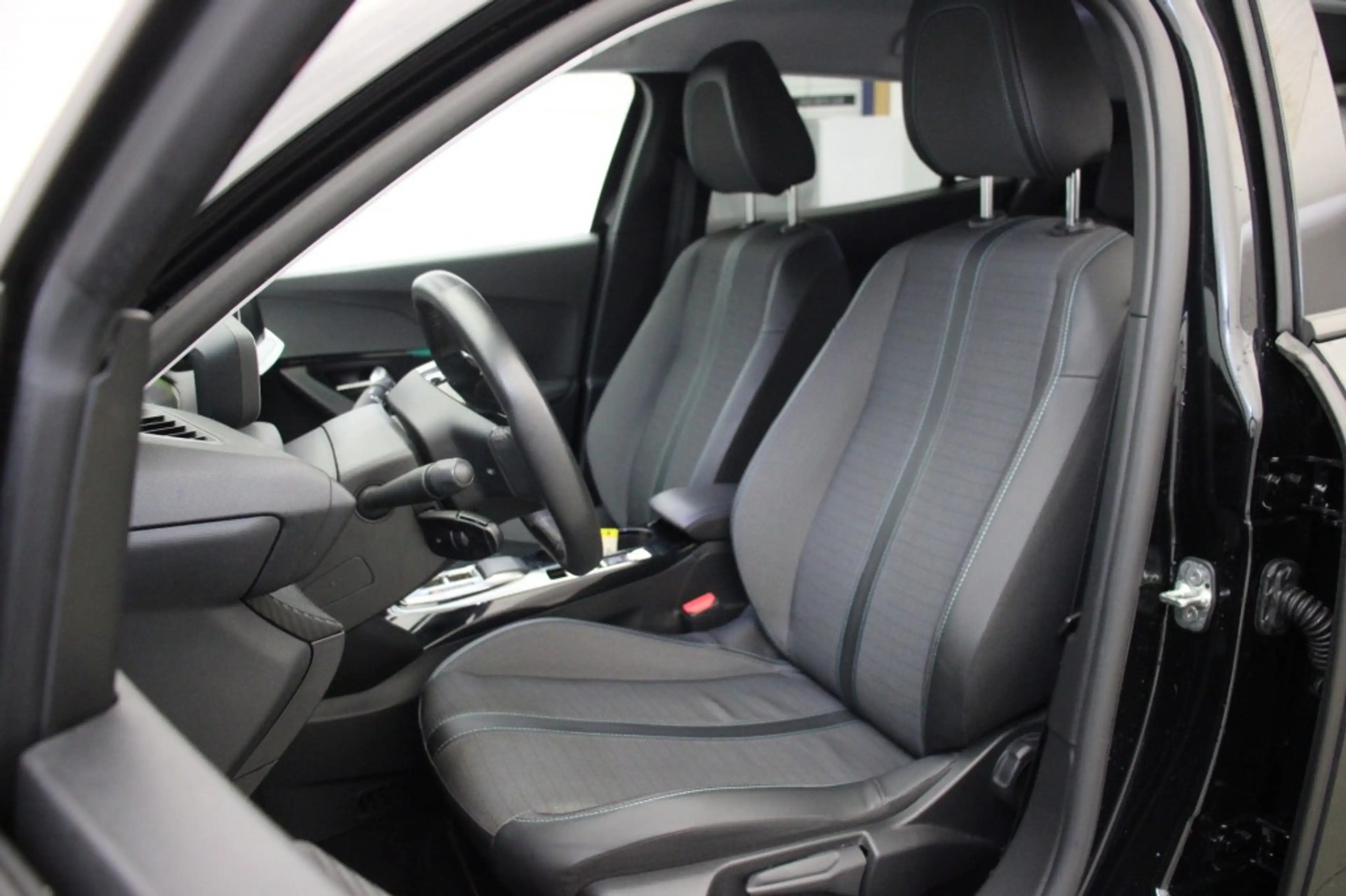 Peugeot e-2008 Allure Pack 50 kWh - Digitaal Cockpit, Carplay, Ca — photo 11