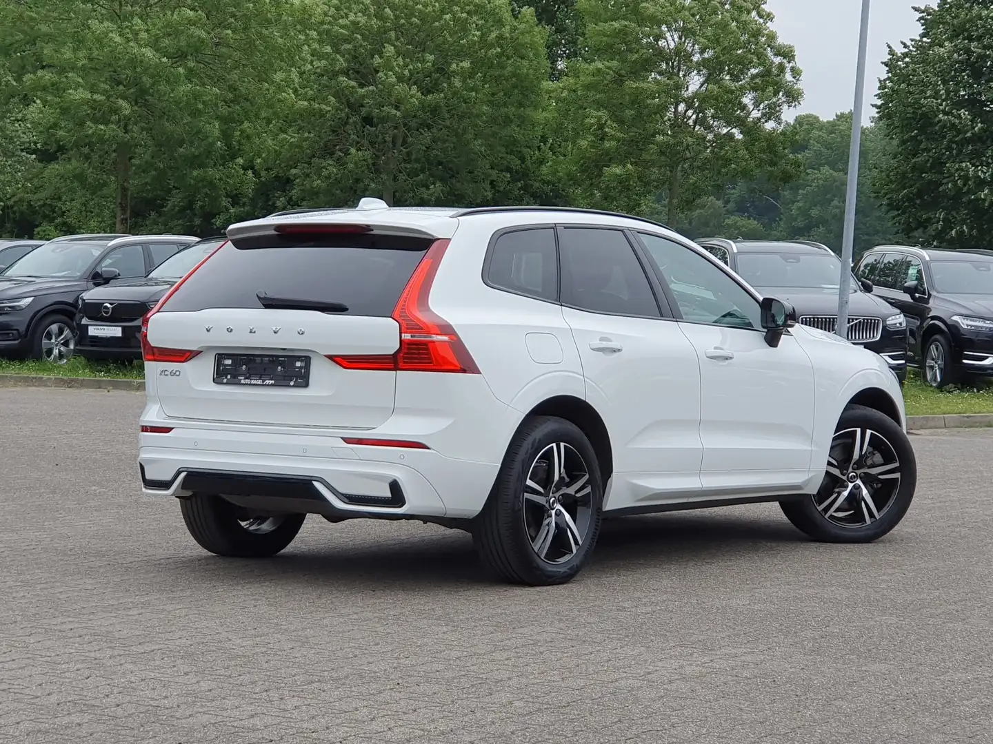 Volvo XC60 XC60 Recharge T8 R-Design LONG RANGE B&W|AHK|LED Weiß - 2