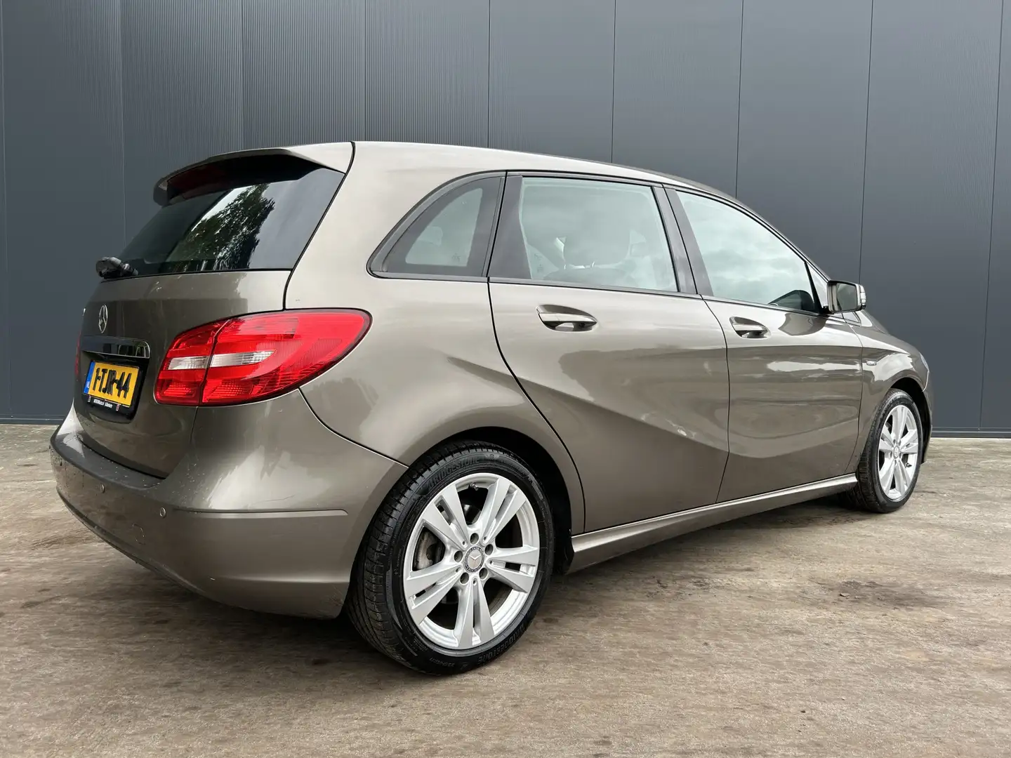Mercedes-Benz B 200 Ambition NAVI ECC CRUISE CAMERA TREKHAAK Gris - 2