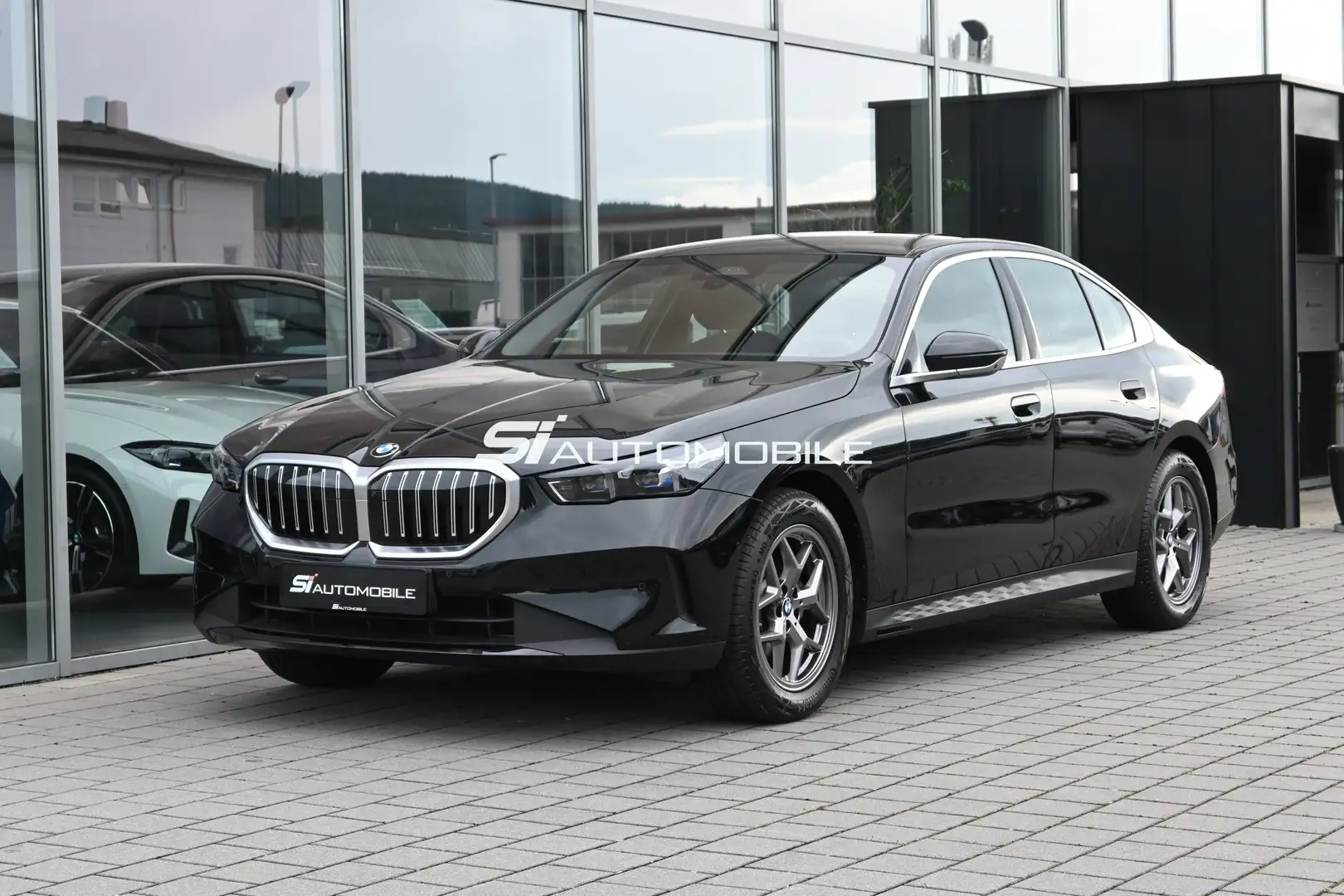 BMW 520 i Aut. *KOMFORTSITZE+BELÜFTUNG*STANDHEIZUNG* Černá - 1