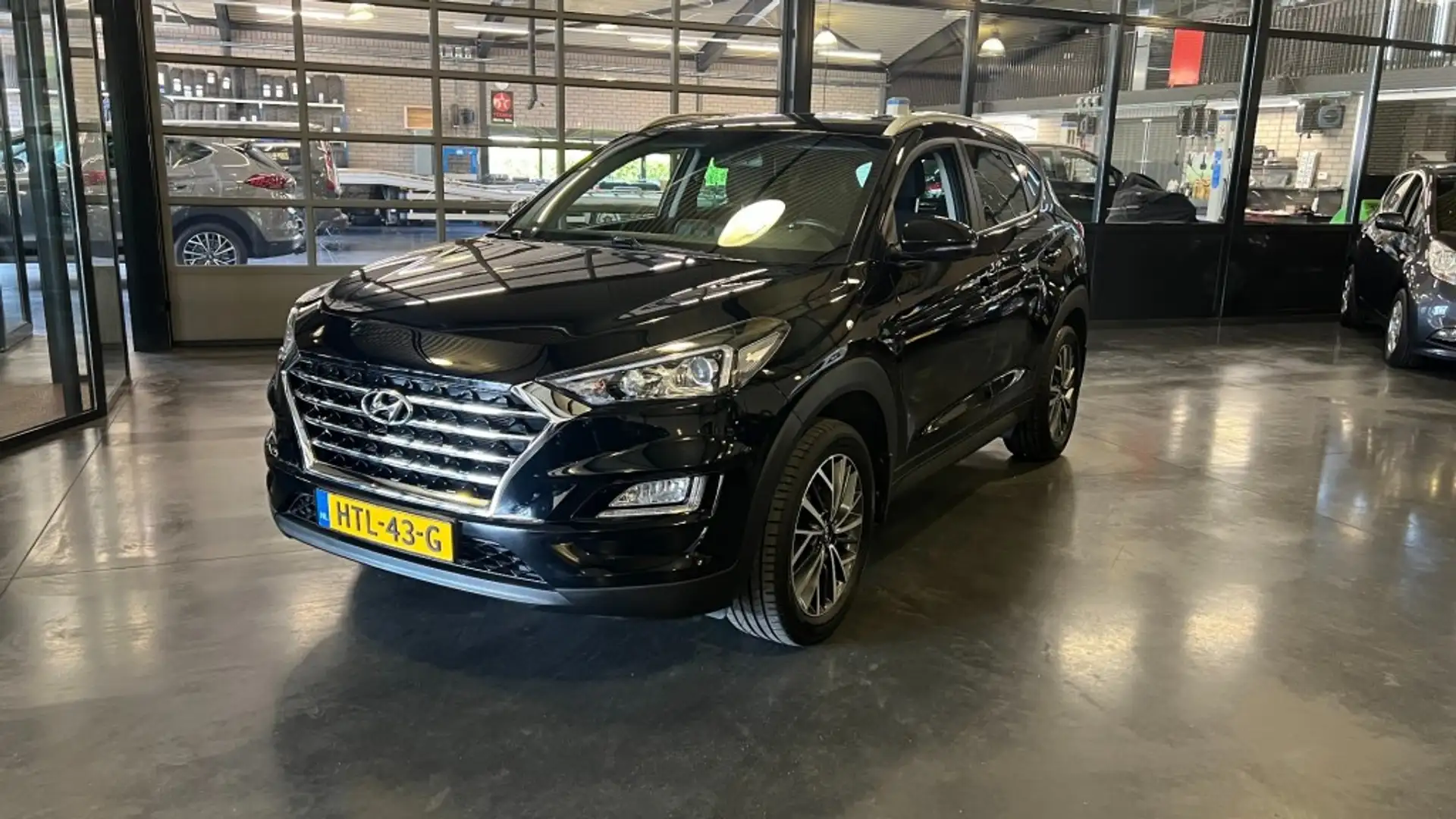 Hyundai TUCSON 1.6 GDI COMFORT Zwart - 1