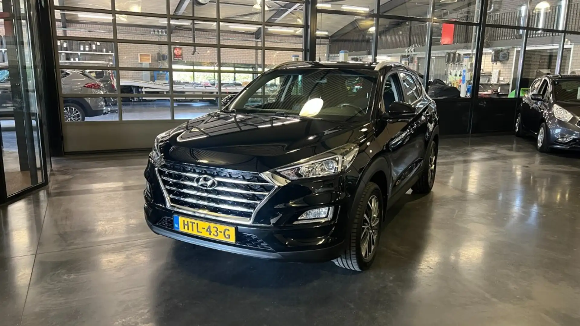 Hyundai TUCSON 1.6 GDI COMFORT Zwart - 2