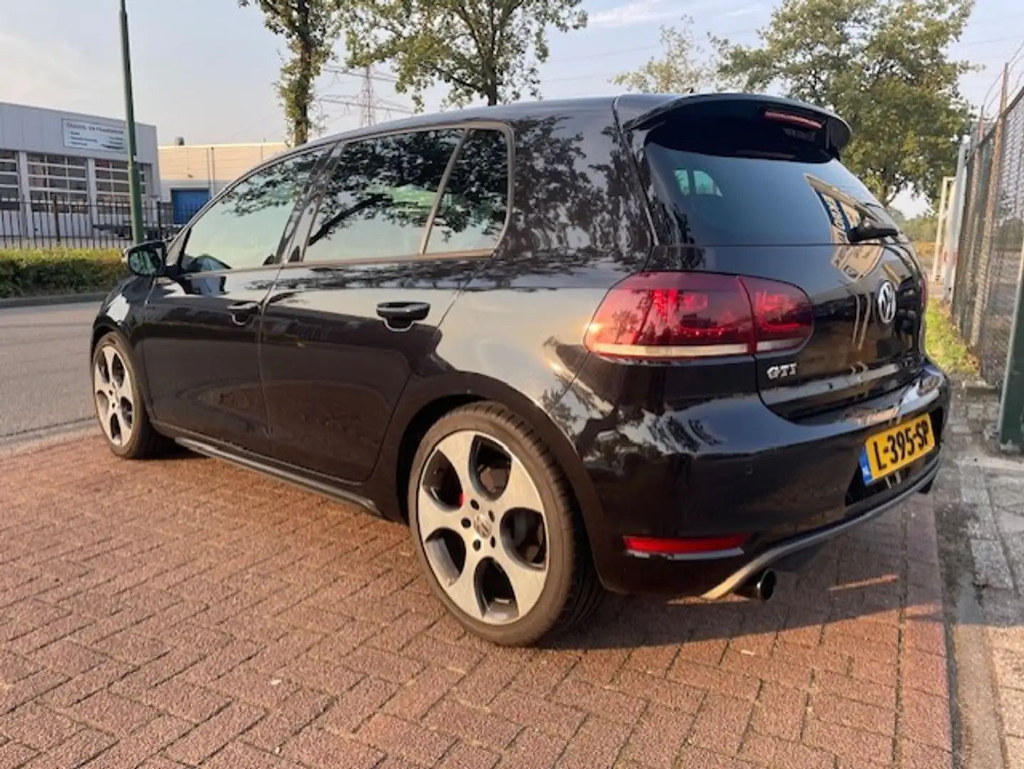 Volkswagen Golf GTI 2.0 210pk 5deurs Airco/ECC,Cruisecontrol,Navigatie Zwart - 2