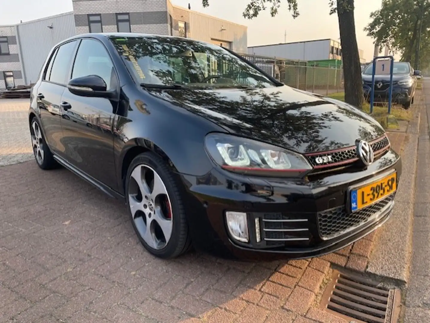 Volkswagen Golf GTI 2.0 210pk 5deurs Airco/ECC,Cruisecontrol,Navigatie Zwart - 1