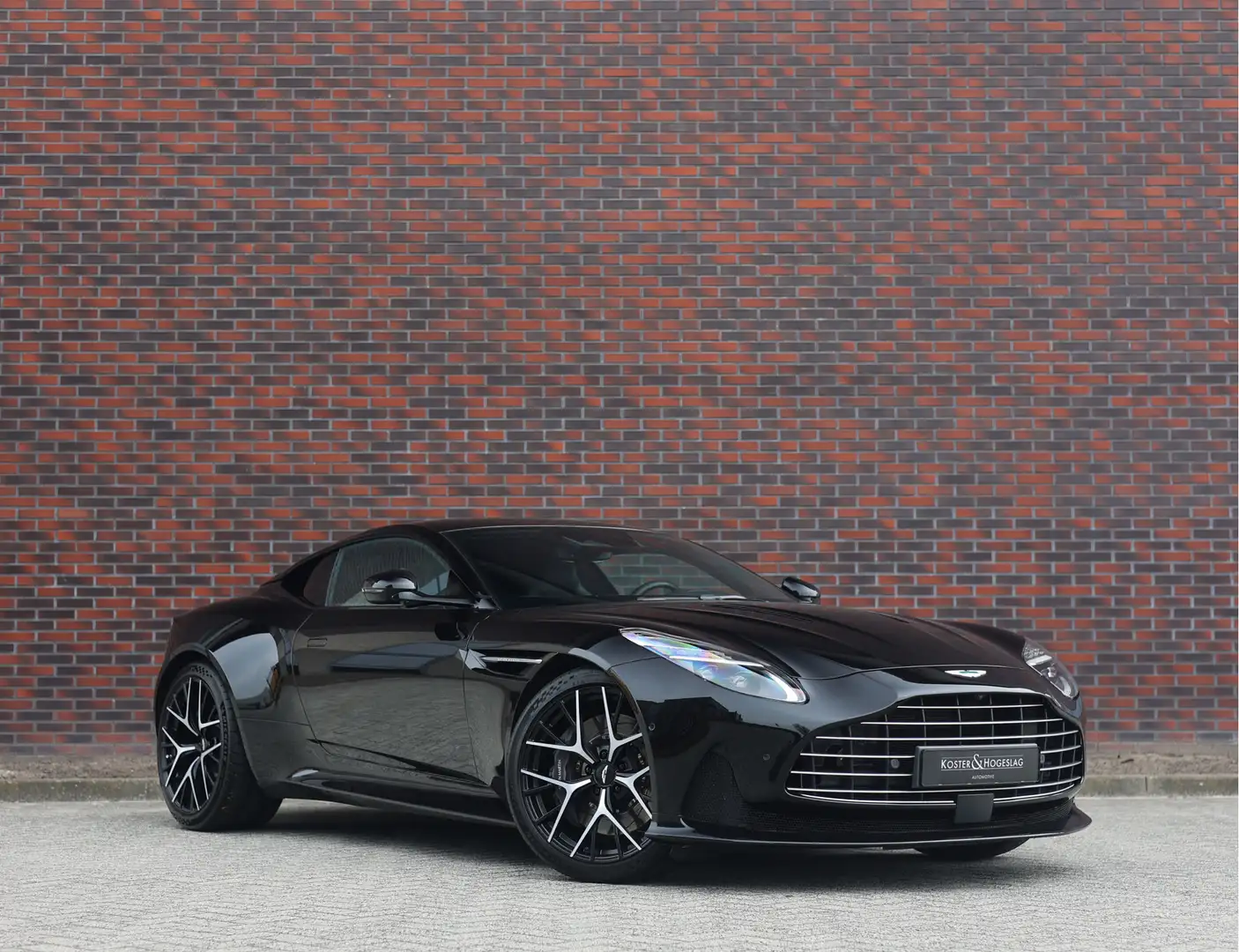 Aston Martin DB12 4.0 V8 Schwarz - 1