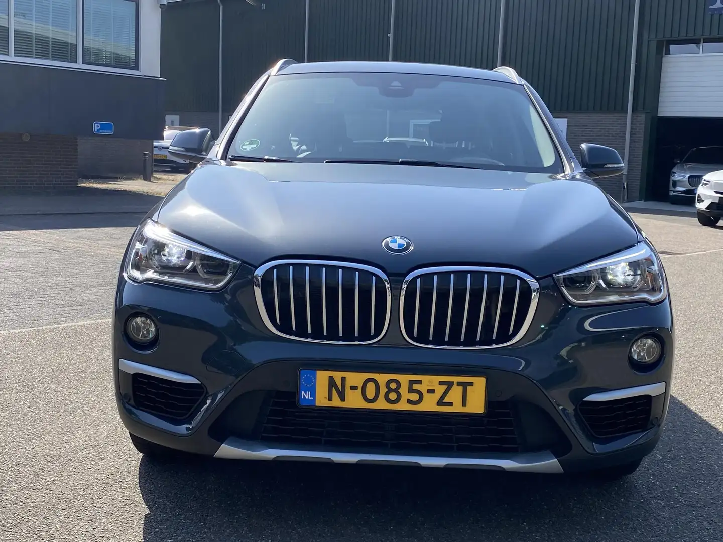 BMW X1 sDrive20i TREKHAAK | ELEK. KOFFER | LEDER | RIJKLA Grijs - 2