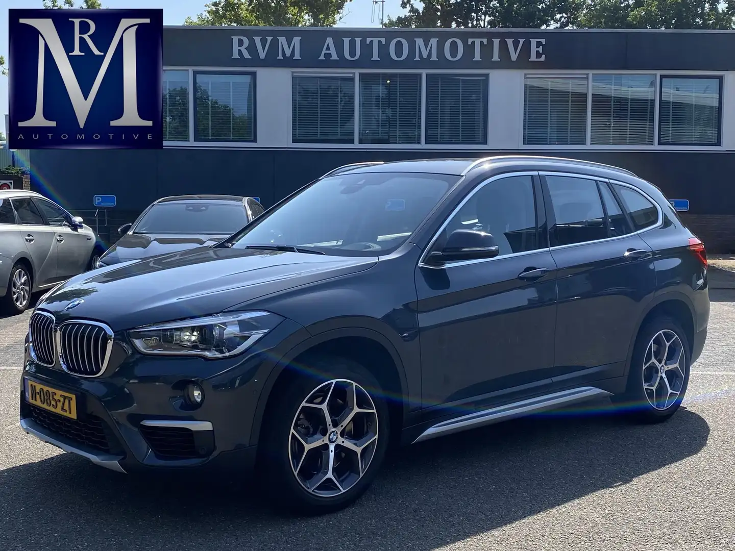 BMW X1 sDrive20i TREKHAAK | ELEK. KOFFER | LEDER | RIJKLA Grijs - 1
