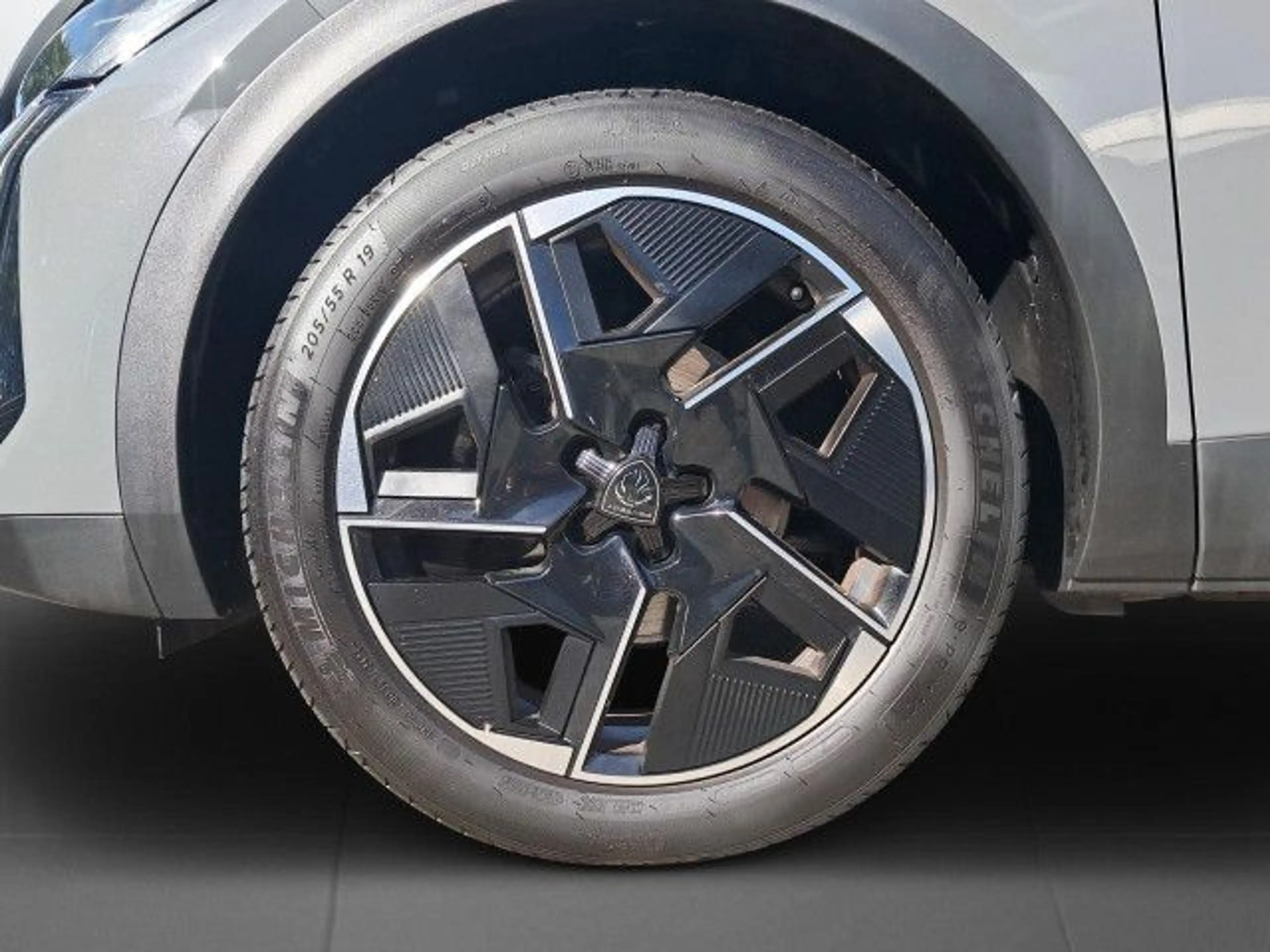 Peugeot 408 GT PureTech 130 EAT8 / Massage / 360° Kamera — photo 9