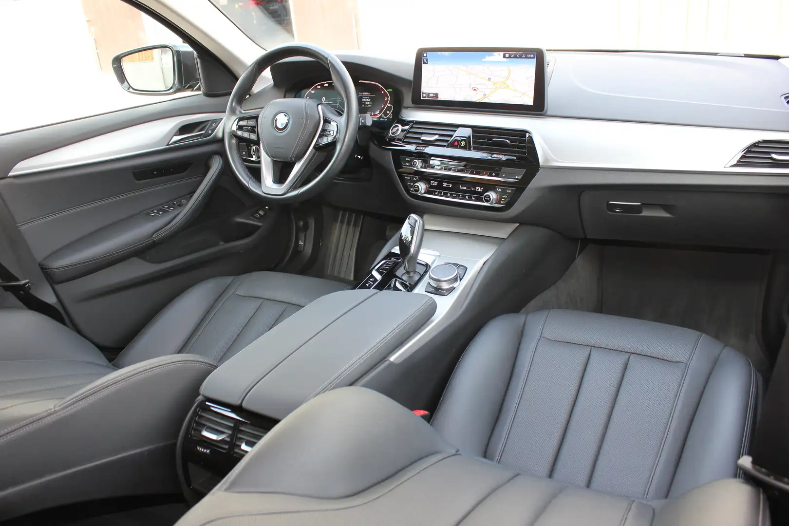 BMW 530 530 e Touring Leder AHK Kamera 1.Hand 41km! Grau - 2