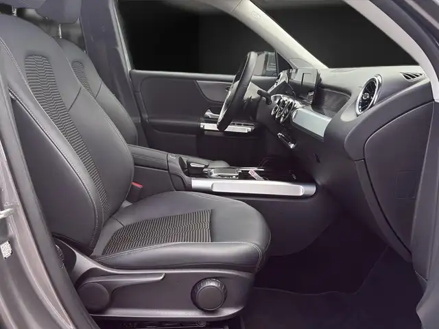 Mercedes-Benz GLB view 13