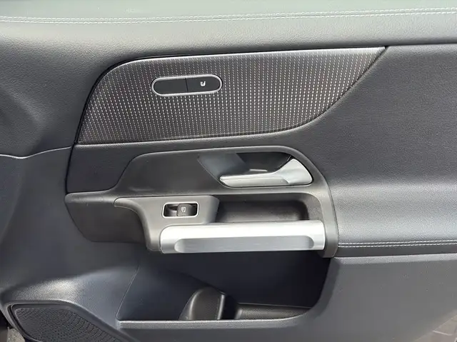 Mercedes-Benz GLB view 27
