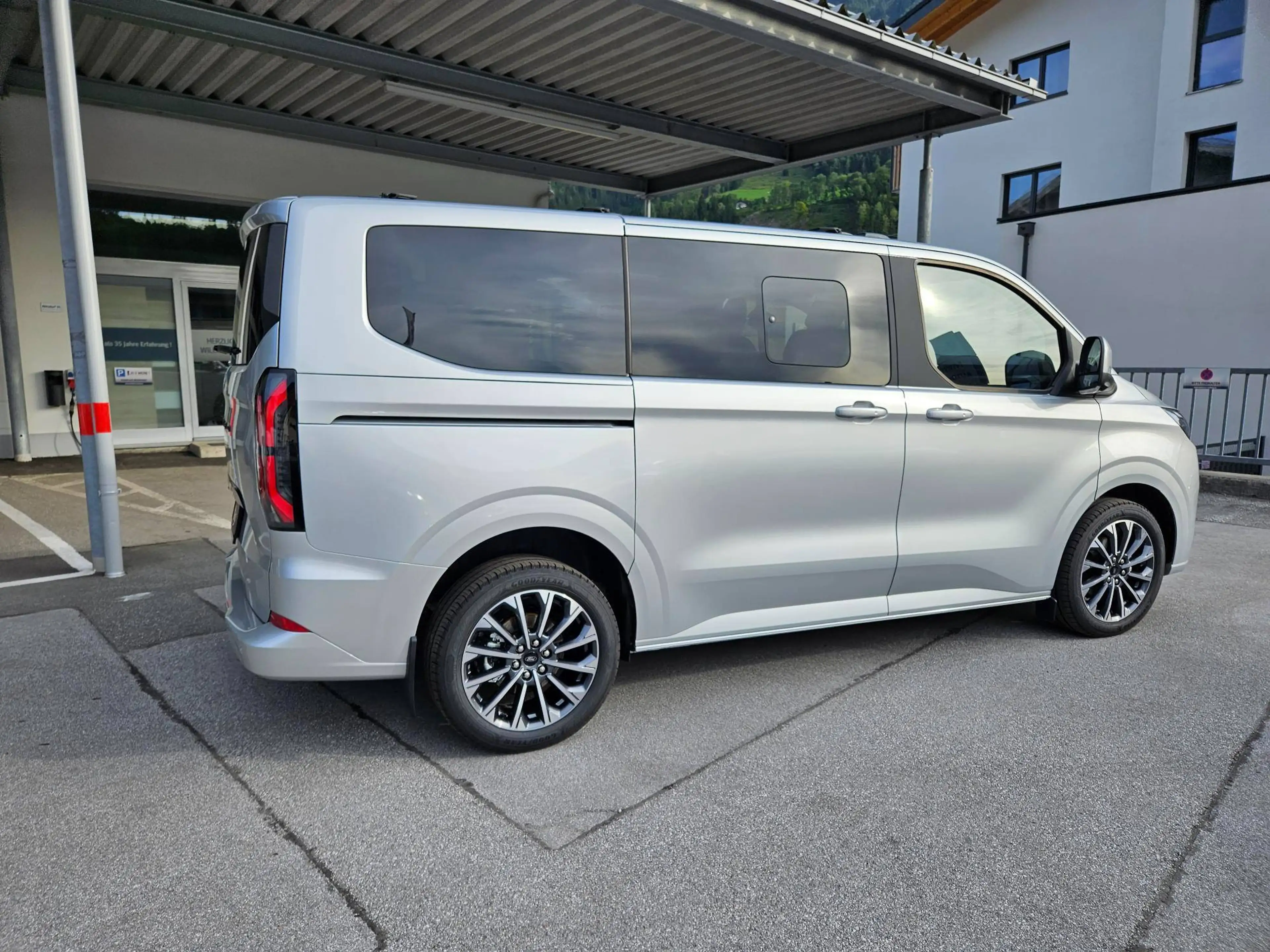 Ford Tourneo Custom Plug-in Hybrid 340 L1 Tourneo Titanium X FWD — photo 8