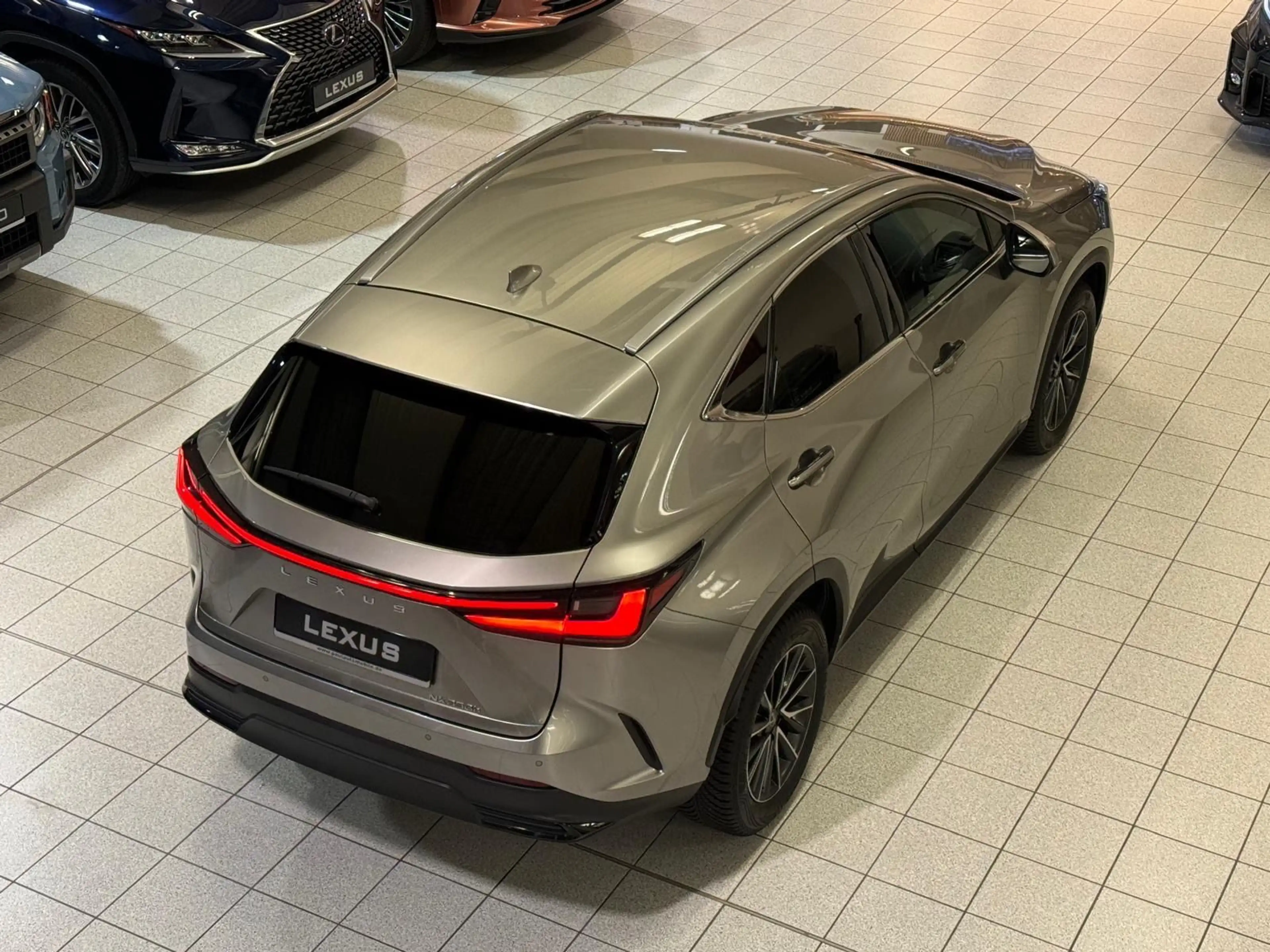 Lexus NX 350h EXE-HUD-360 CAM.-INTERIORP.-2 WD-39.490- — photo 12