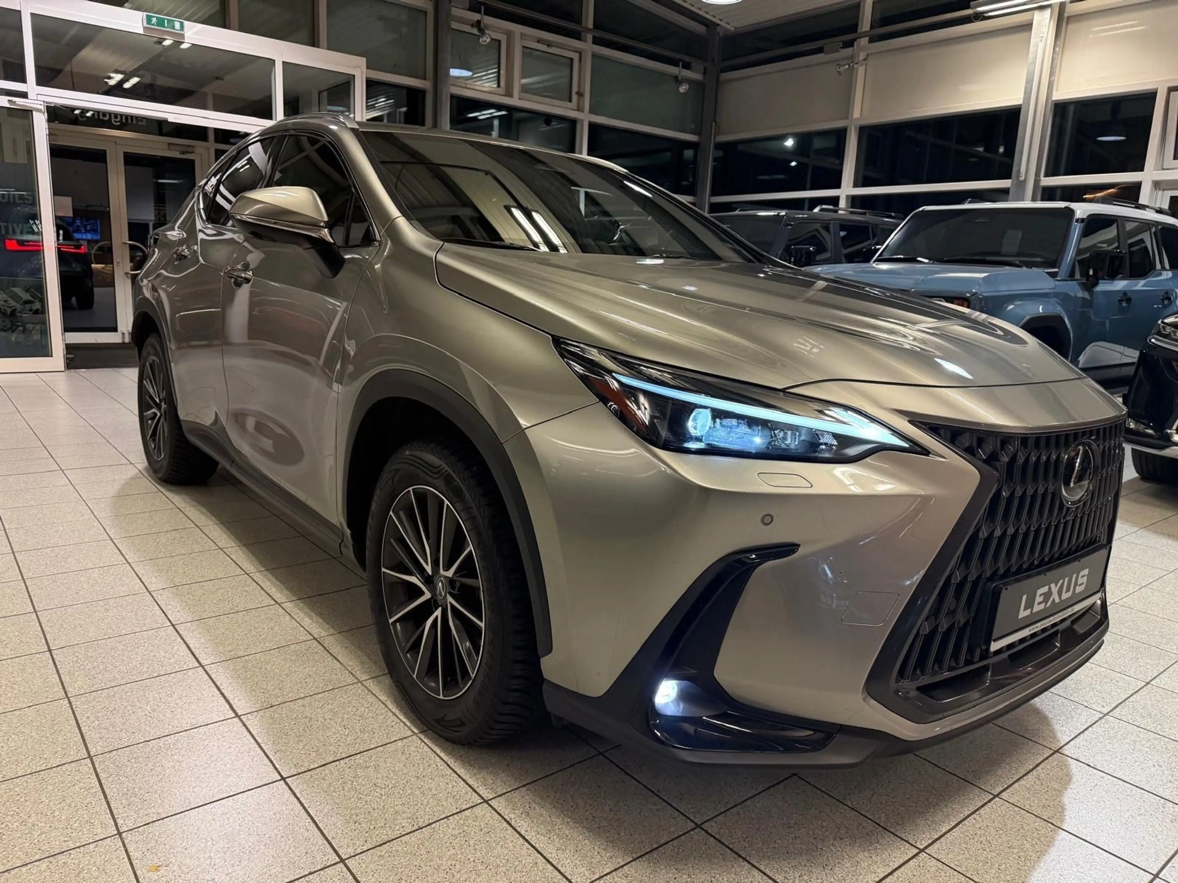 Lexus NX 350h EXE-HUD-360 CAM.-INTERIORP.-2 WD-39.490- — photo 2