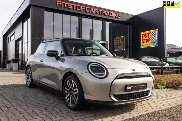 MINI Cooper E 3-Deurs Classic S 40.7 kWh, NL Auto, Stuurverwarmi