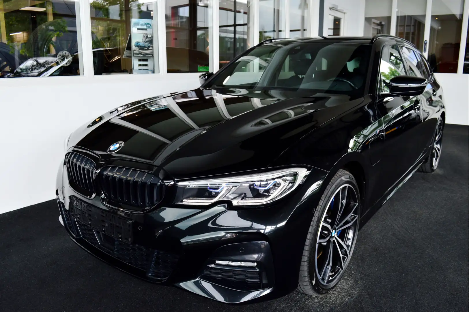 BMW 330 3-serie Touring 330e Hybride M-Sportedition | Zeer Zwart - 2