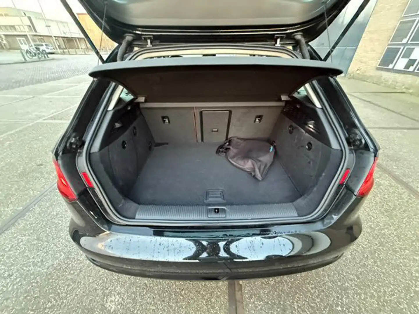 Audi A3 1.4 E-Tron Zwart - 1
