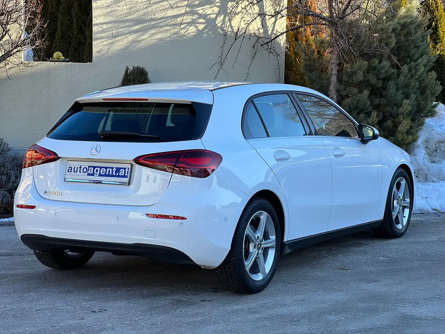 Mercedes-Benz A 180 A 180 d LED NAVI RFK SHZ Weiß - 2