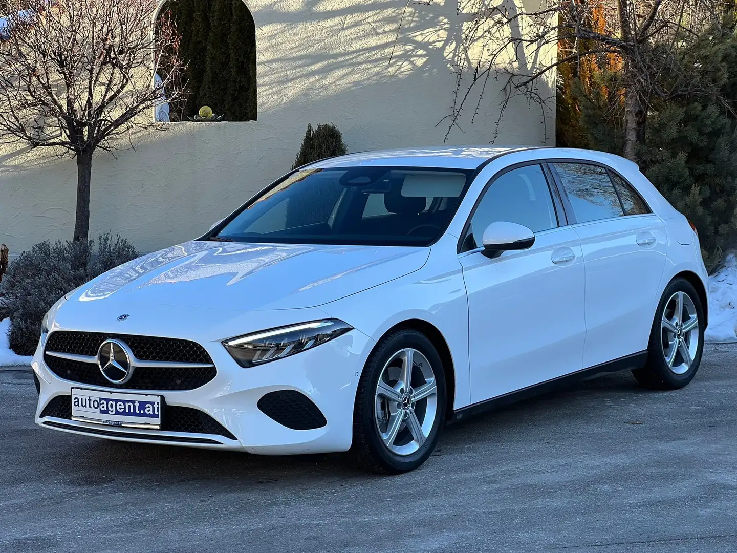 Mercedes-Benz A 180 A 180 d LED NAVI RFK SHZ Weiß - 1